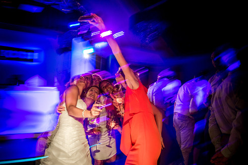 Feest DJ tijdens een trouwfeest van Bonnema