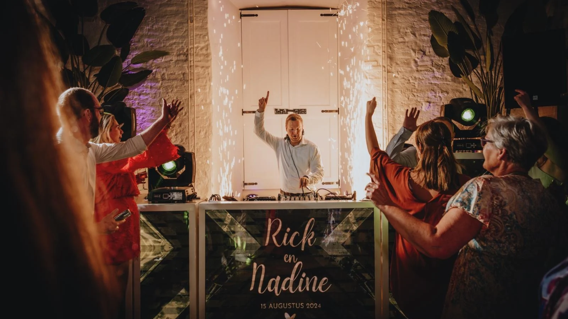 Bonnema DJ Show met dansende gasten en spectaculaire special effects