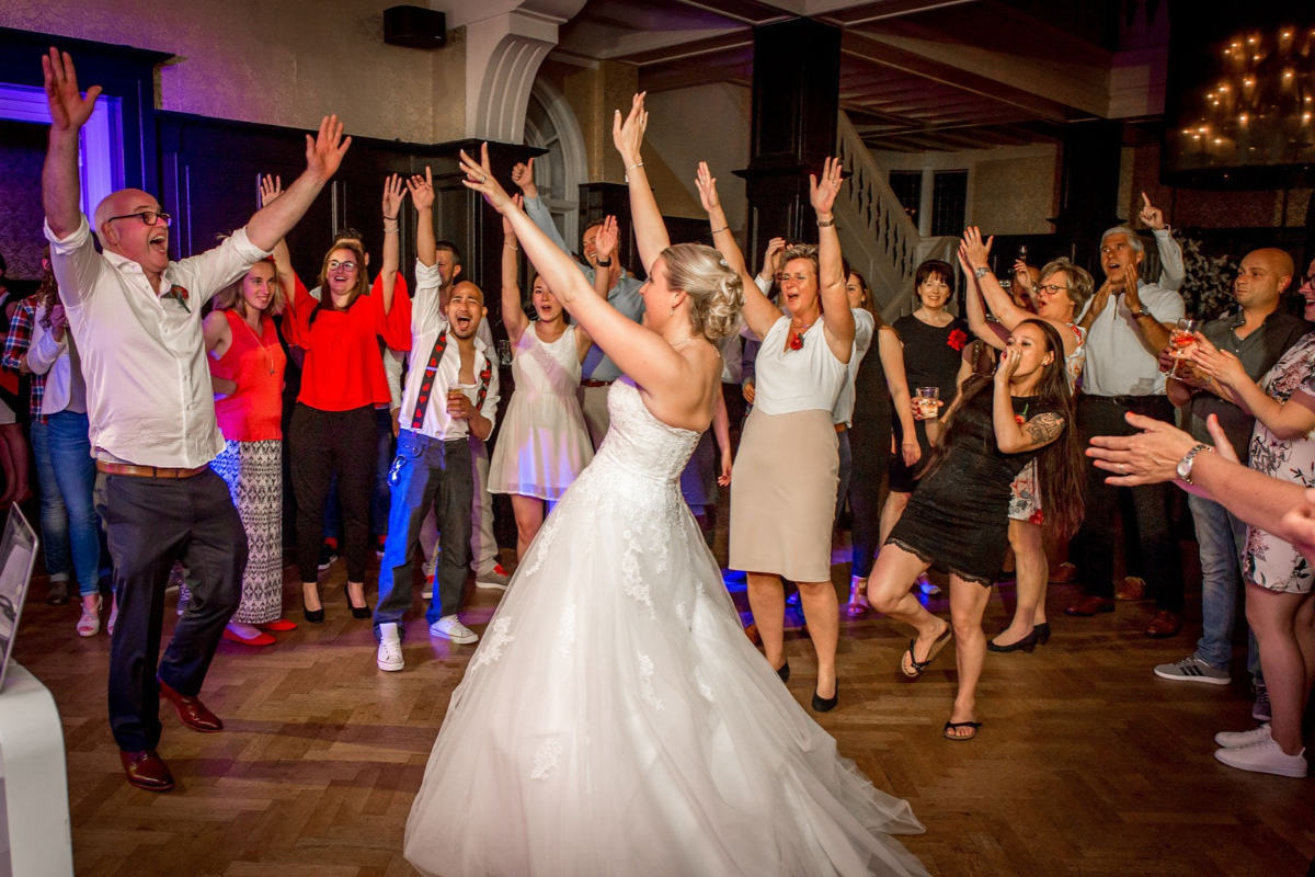 Bruiloftsfeest met bruid en dansende gasten